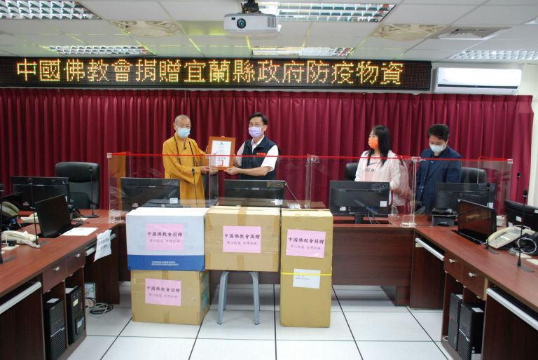 齊心抗疫!中國佛教會捐贈千件防護衣隔離衣