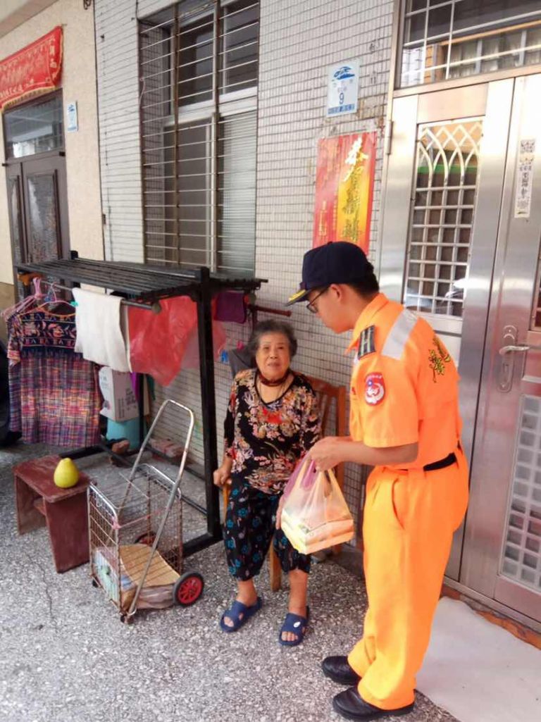 海巡中秋送溫暖  關懷孤困展愛心