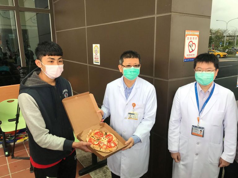 醫護一線抗疫 宜大學長學弟攜手送暖心pizza打氣加油