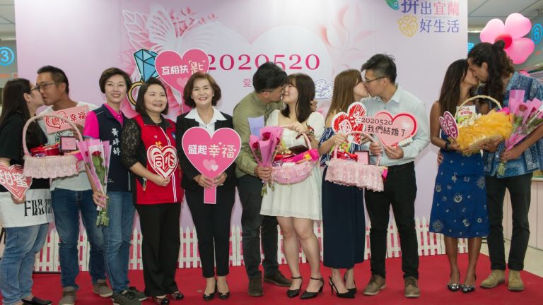 520登記結婚 林姿妙親送六項賀禮祝福