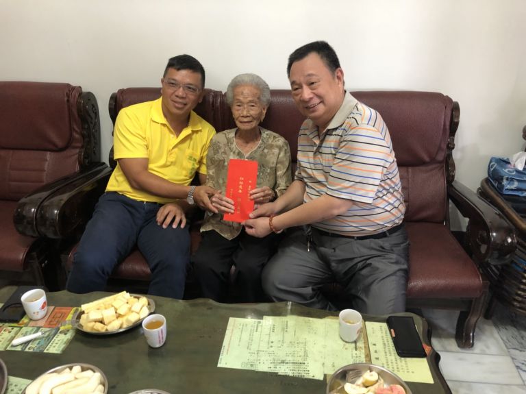 頭城鎮長賀訪百歲人瑞 「六六大順」重陽敬老金表心意