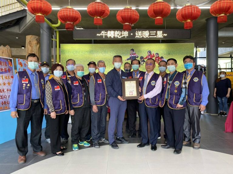 爭相行善~黃月鳳黃崇寬姐弟、紅富基金會及三星獅子會