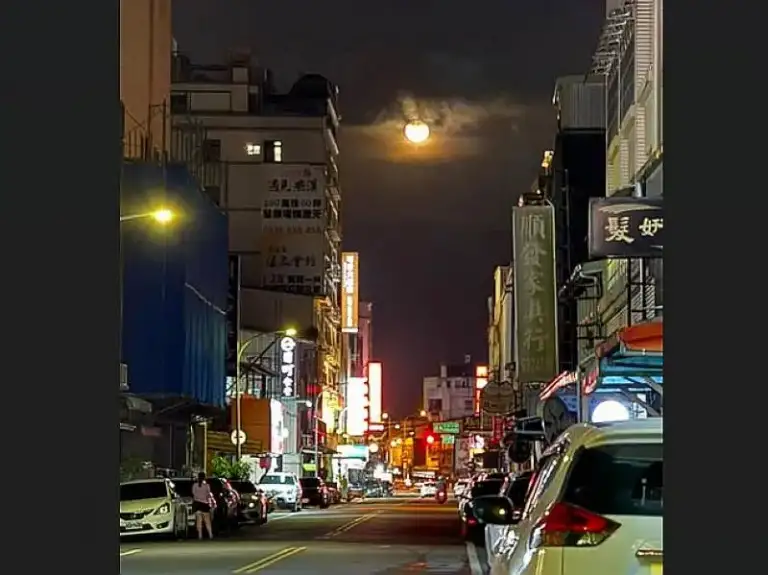 宜蘭夜空現「懸月」～代理縣長林茂盛隨手拍下美景分享