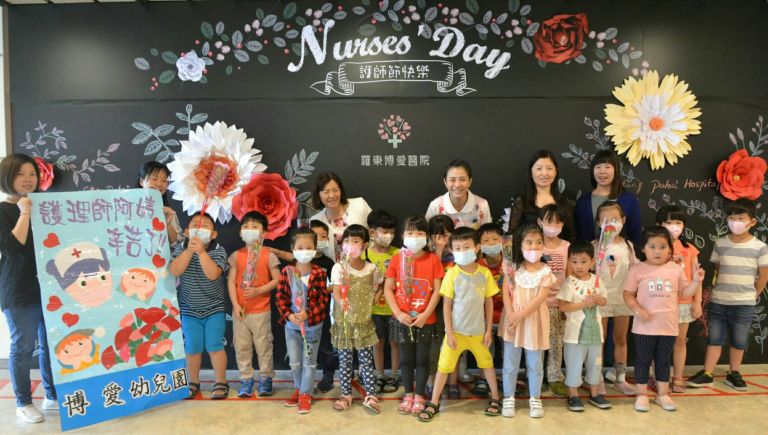 平凡中的偉大 護理師接受幼兒獻上康乃馨剎時淚崩