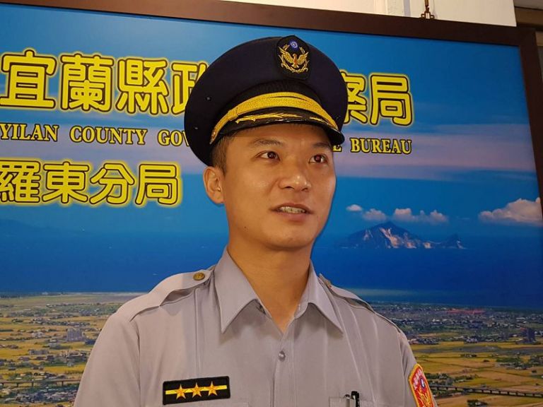 全世界最美風景 暖警揹著老阿嬤回家去【影音新聞】