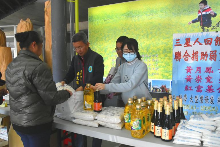 黃月鳳姐弟暨紅富基金會捐贈愛心物資  250餘低收戶受惠【影音新聞】