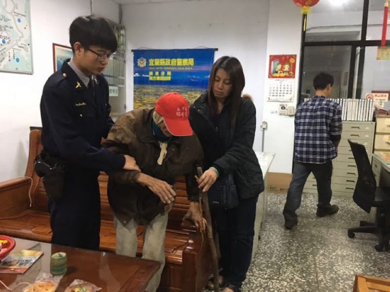 失智老人找不到回家之路 蘇澳波麗士帶回保護並通知家人領回