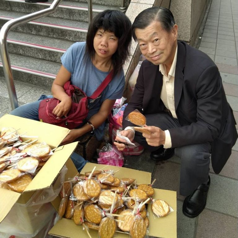 吉門總裁鄭金池霸氣購買麥芽糖餅獻愛心身障婦女再三感謝