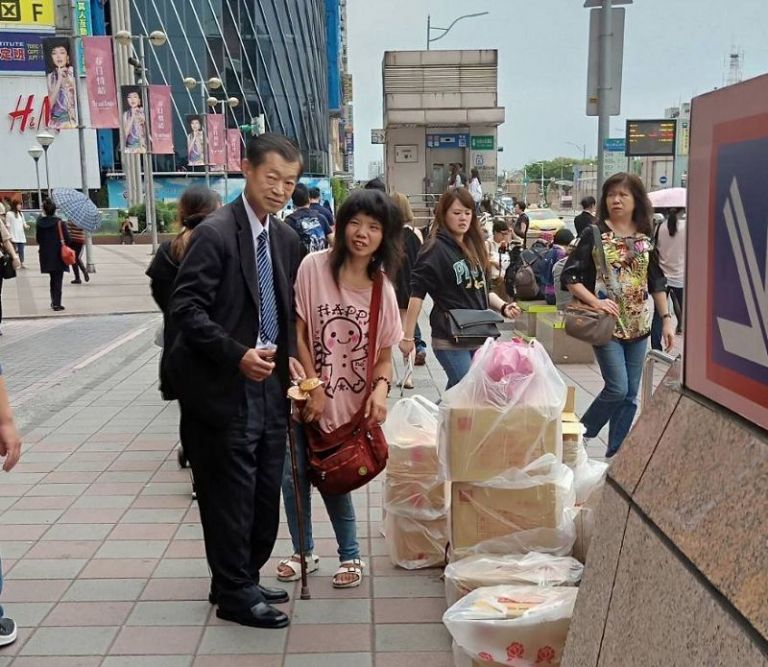 吉門集團總裁鄭金池再度購買3000支麥芽餅做善事