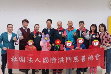 聖誕老公公未至 洪門慈善會已先抵頭城國小發助學金