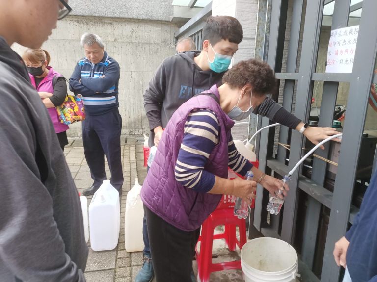 頭城鎮公所首日發放近二萬公升水神抗菌消毒液 發放持續至疫情結束