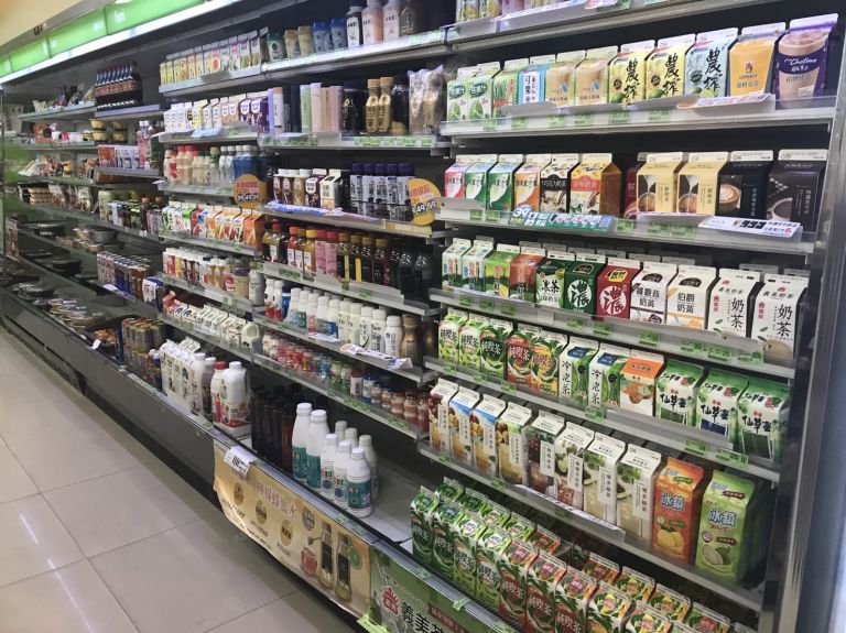 鋁箔包飲料遭刺破 衛生局籲民眾購買商品應多留意