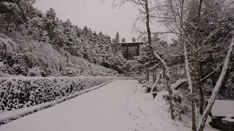 太平山路面積雪下午2點禁止所有車輛通行