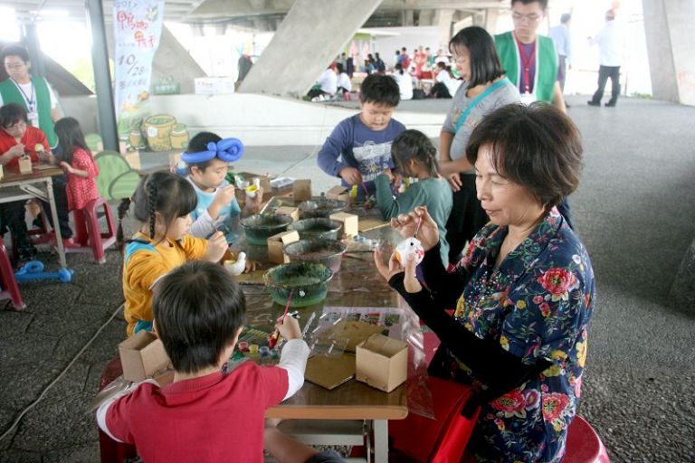 小朋友們平生第一次 目睹小鴨子破殼而出【影音新聞】
