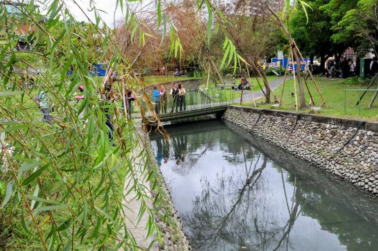 重現「八千代川」意象 中山公園護城河岸楊柳輕拂