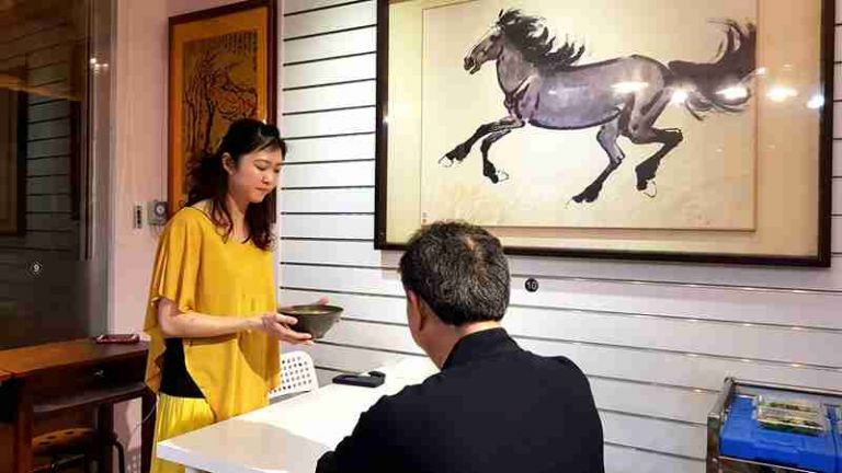 像畫廊般的餃子館　陳知穎創業拚特色