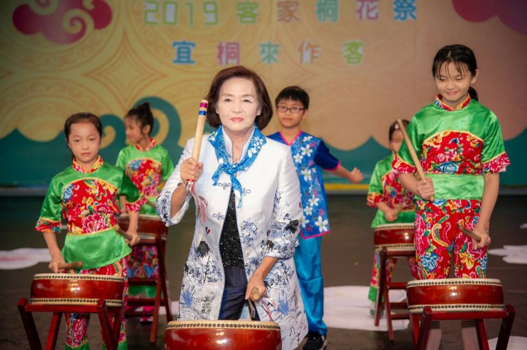 細妹按靚 林姿妙著客家服為桐花祭揭開序幕